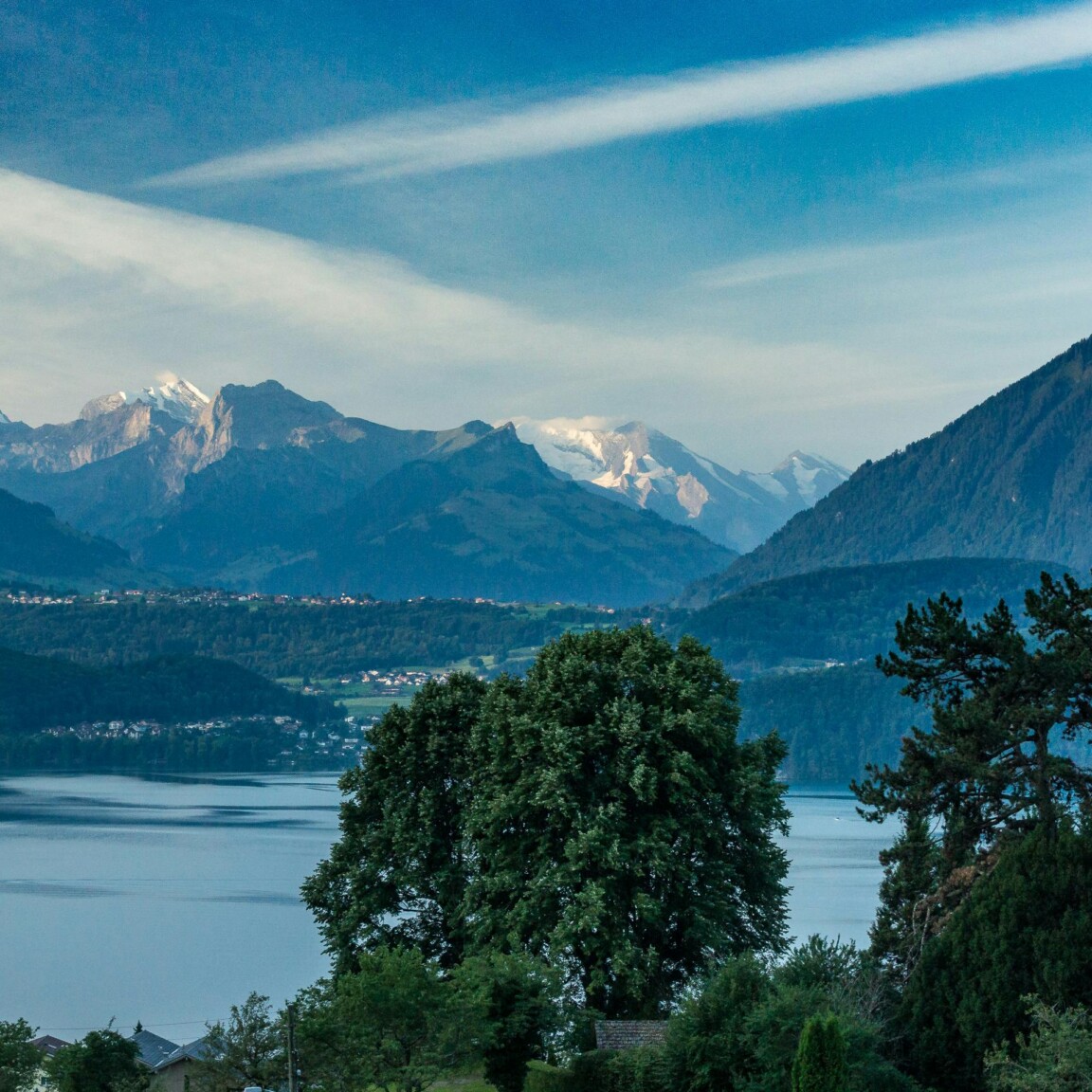 Region Berner Oberland mit See und Bergpanorama als Headerbild für die Regionen von Sauberhaft